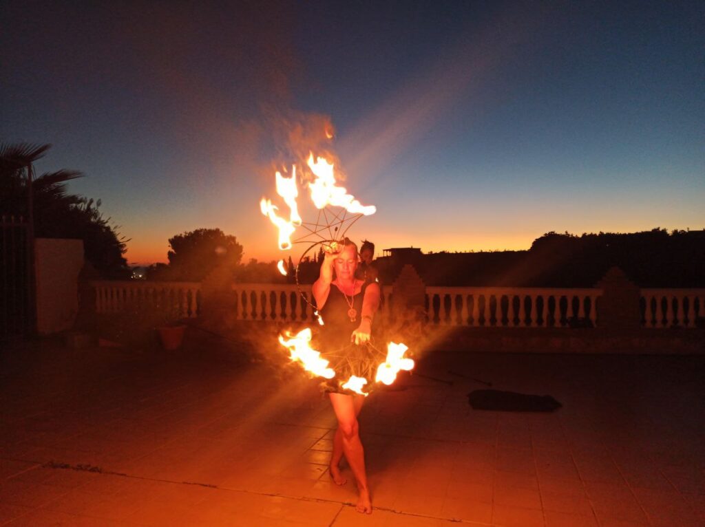 Baile con abanicos de fuego en Yoga y Arte