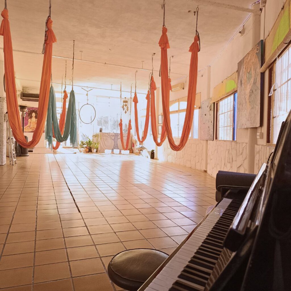 Sala de yoga aéreo en Centro Yoga y Arte Motril, costa Tropical. Granada - Andalucía