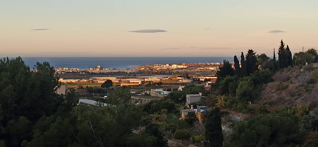 Vistas del jardín tropical y la finca de Arte y Yoga en Motril